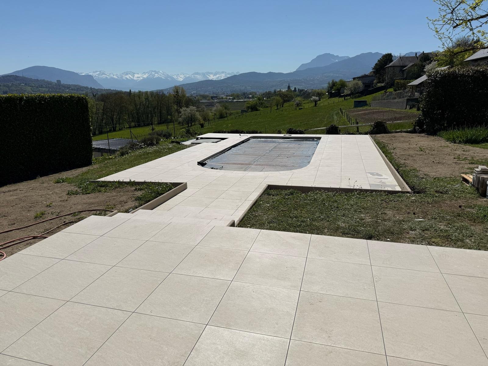 Terrasse carrelage piscine gres beige montagnes Savoie