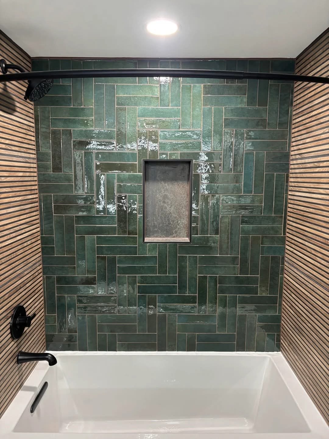 Faience salle de bain zellige vert chevron baignoire tendance 2025 Savoie