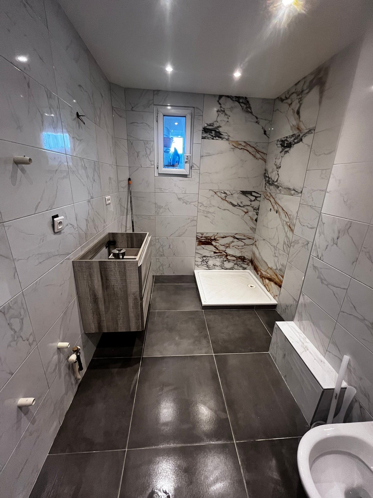 Salle de bain avec faience marbre blanc veine - choisir son carrelage